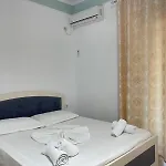 Side Serenity Apartment *